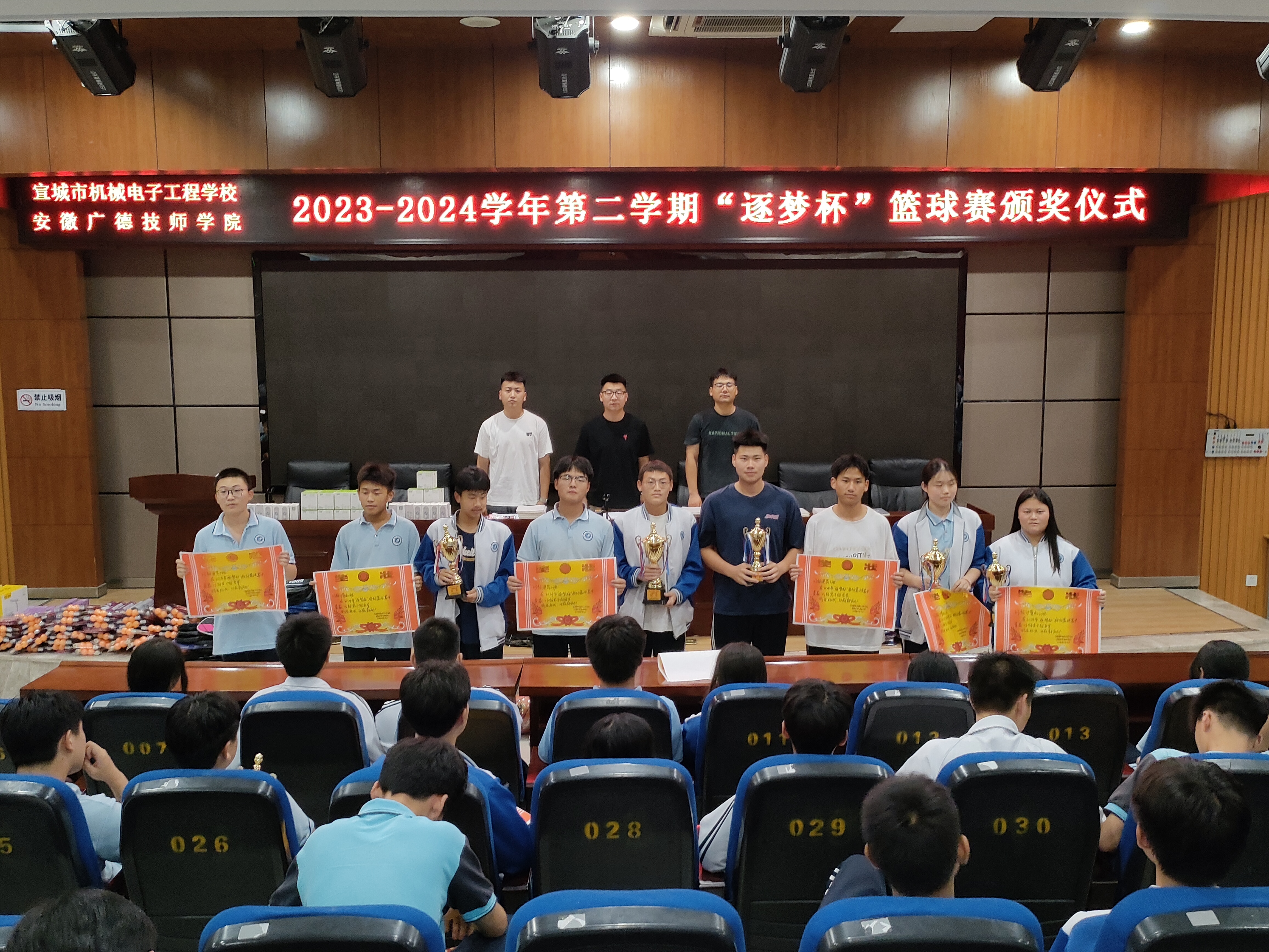 精湛技艺展现，赛场上空气弥漫着紧张感的简单介绍